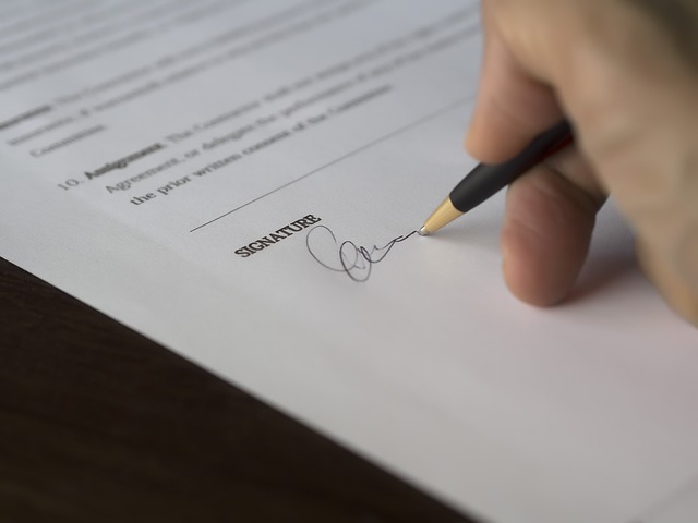 podpis na smlouvě