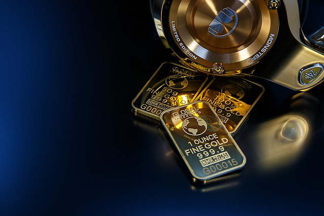 peníze podložené zlatem