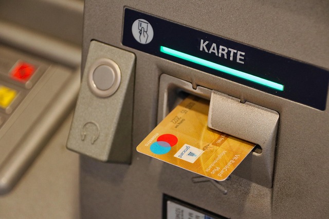 karta v bankomatu